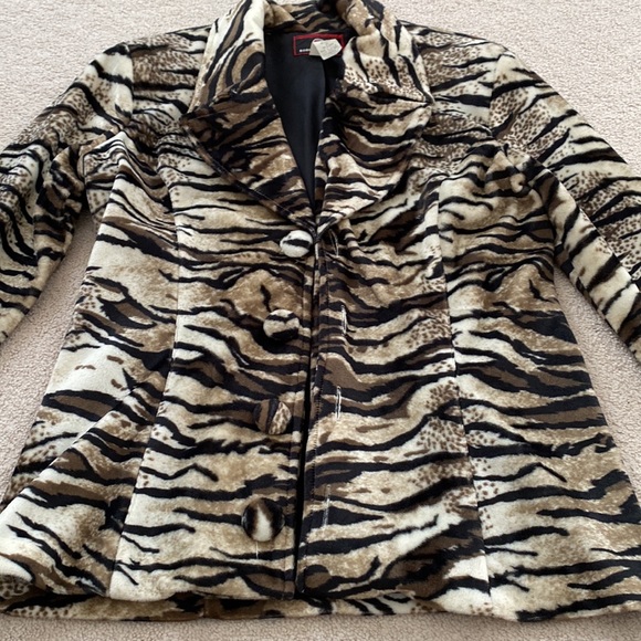 Animal Print velour Blazer with lining! Great to wear with jeans! - Picture 2 of 6